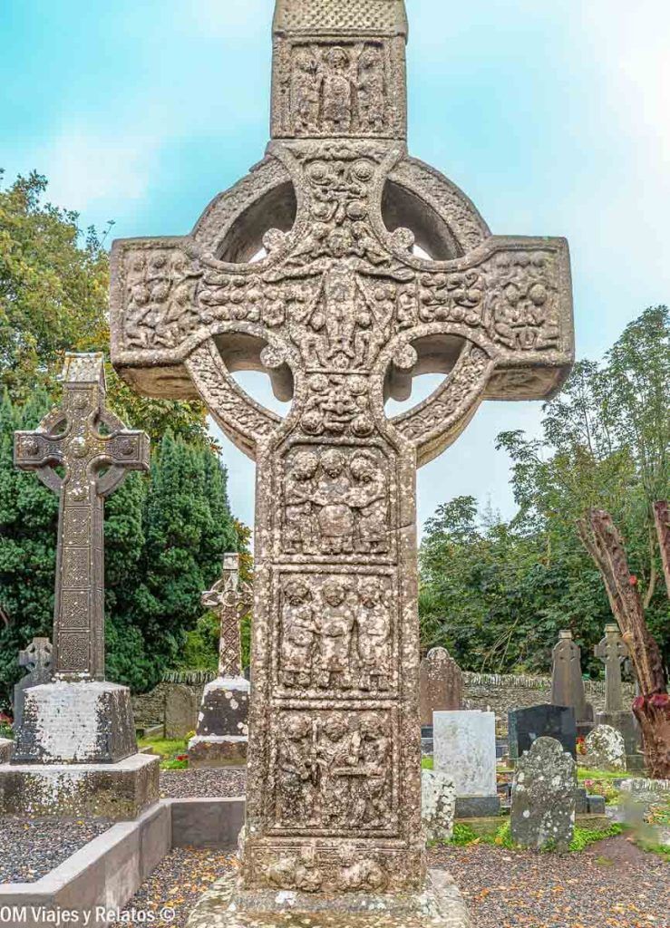 Cruz celta de piedra tallada en un antiguo cementerio irlandés, una parada histórica para incluir en una ruta por Irlanda en coche.