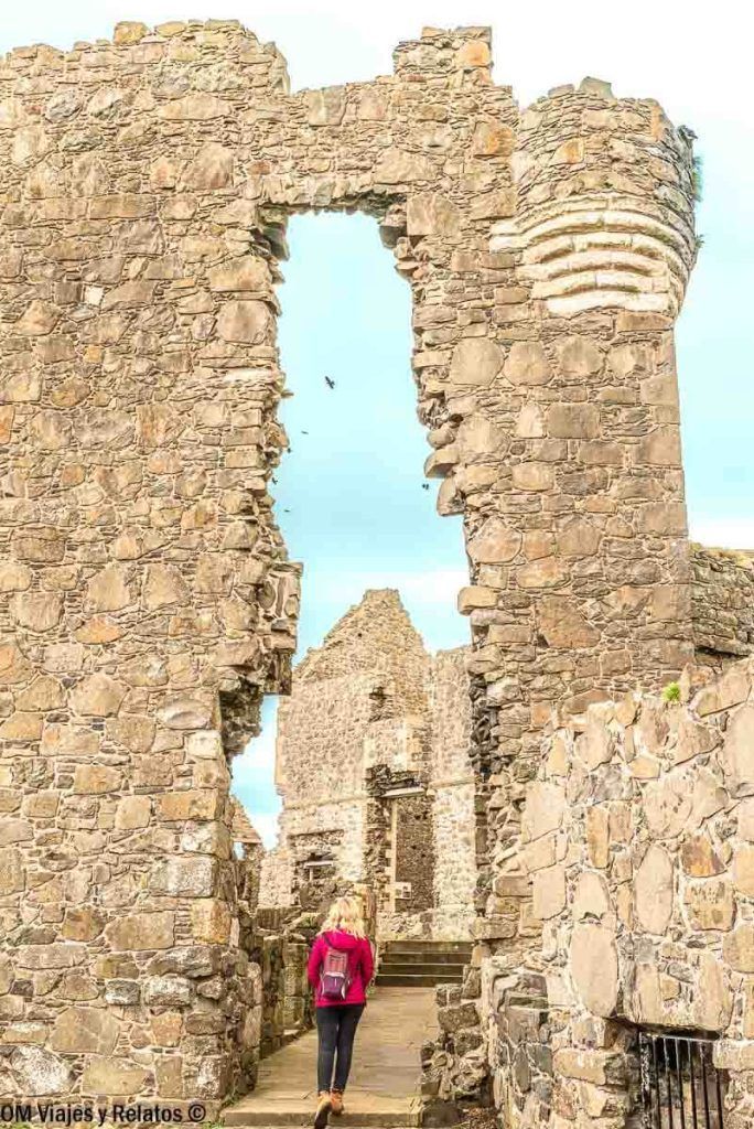 Foto mía recorriendo las ruinas del Castillo de Dunluce, una parada histórica imprescindible en una ruta por Irlanda en coche.