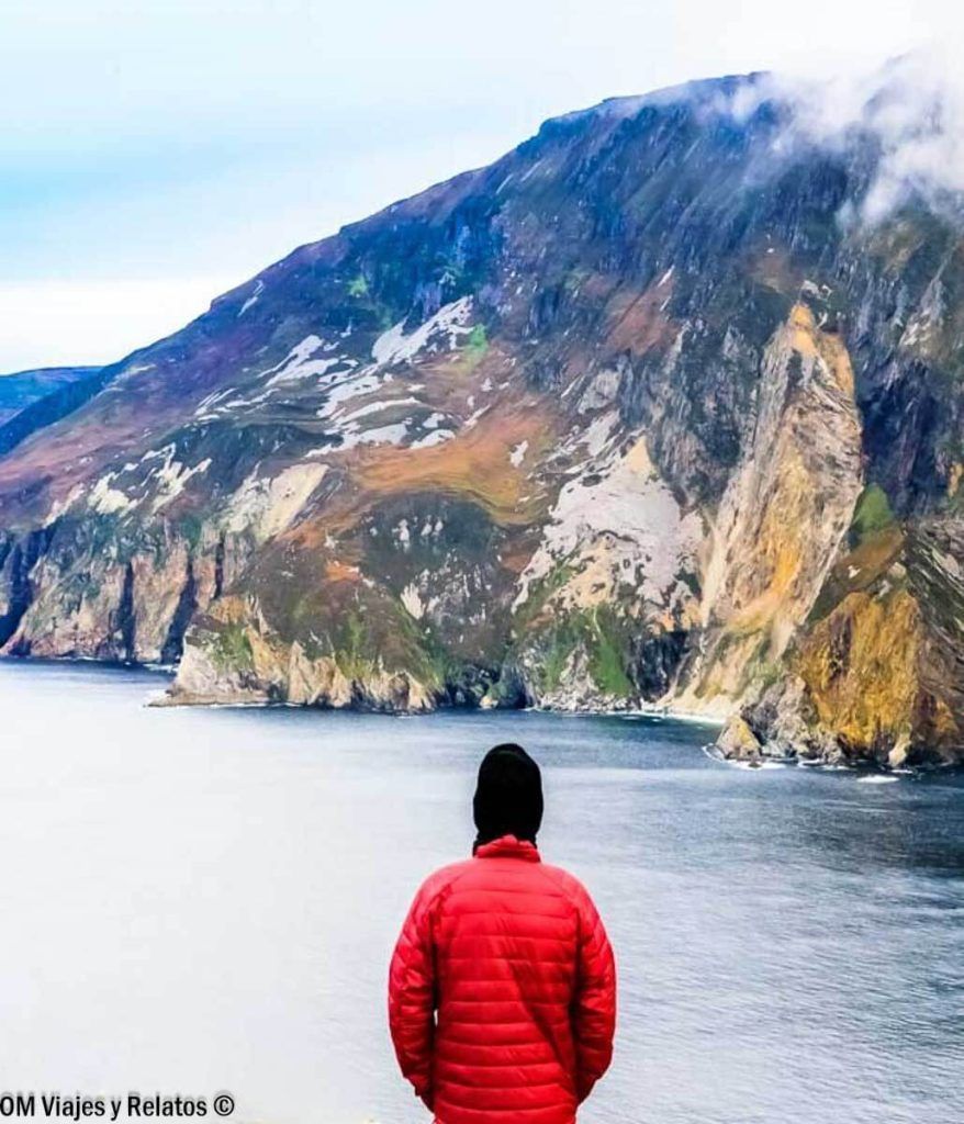 Foto de JC contemplando los acantilados de Slieve League y el océano Atlántico, una parada espectacular en una ruta por Irlanda en coche.