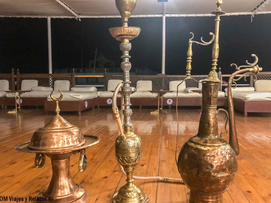 Zona de relax en la cubierta del barco con shisha por la noche, parte del ambiente al contratar un crucero por el Nilo.