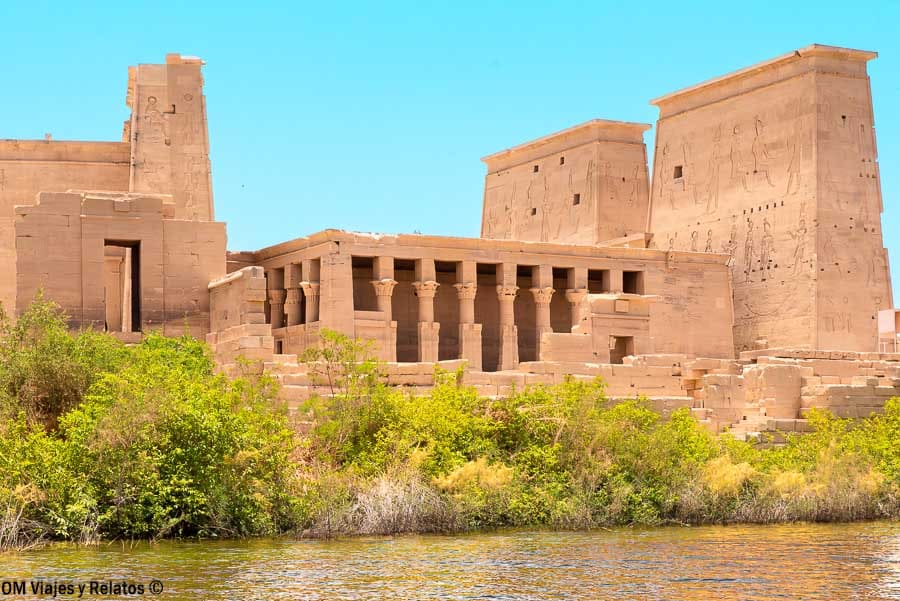 Templo egipcio a orillas del Nilo, una de las excursiones más típicas al contratar un crucero por el Nilo.