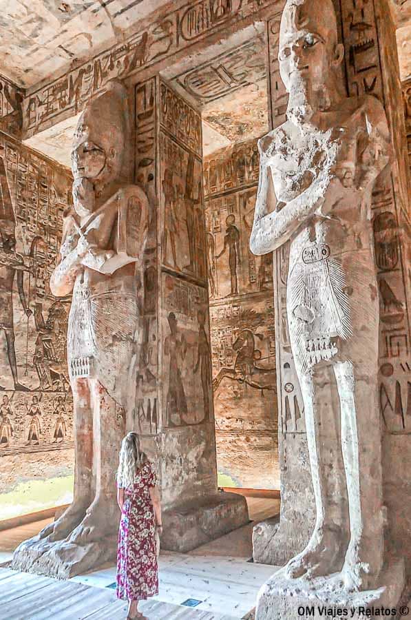 Una servidora en el templo de Abu Simbel junto a las estatuas colosales, una excursión top al contratar un crucero por el Nilo.