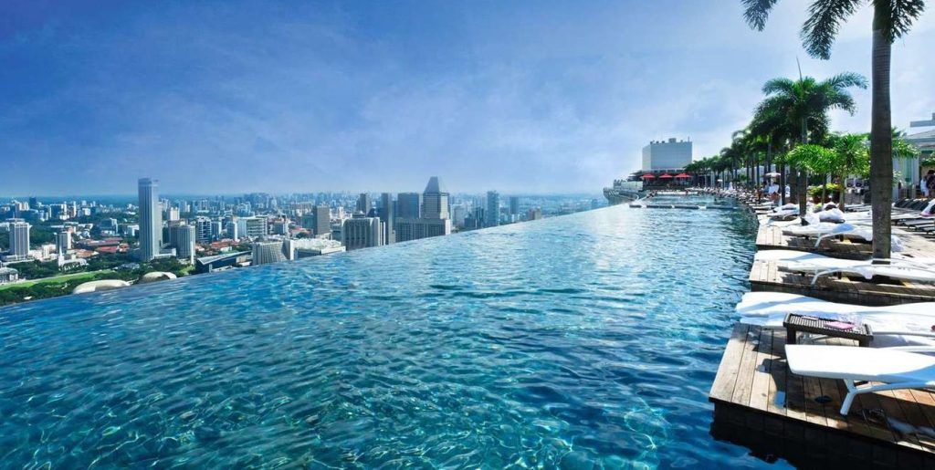 Piscina infinity pool del hotel Marina Bay Sands con vistas panorámicas al skyline, una experiencia icónica que ver en Singapur en 2 días.