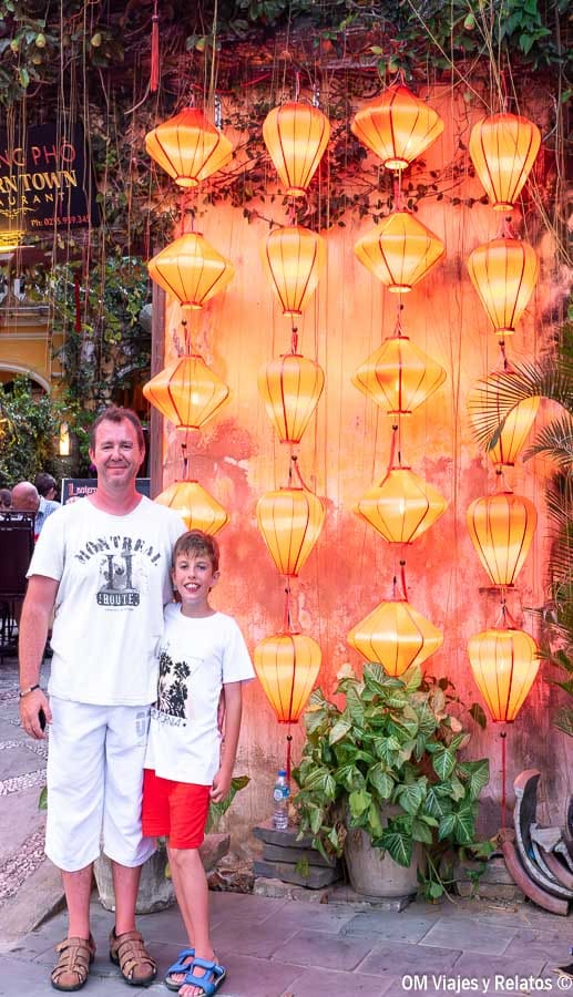Foto de JC y nuestro hijo posando junto a los famosos farolillos de Hoi An, una imagen icónica de qué ver en Hoi An y alrededores.