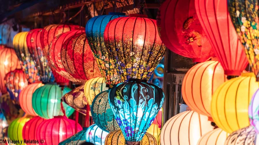 Faroles de colores tradicionales iluminando las calles nocturnas, una de las imágenes más famosas de que ver en Hoi An y alrededores.