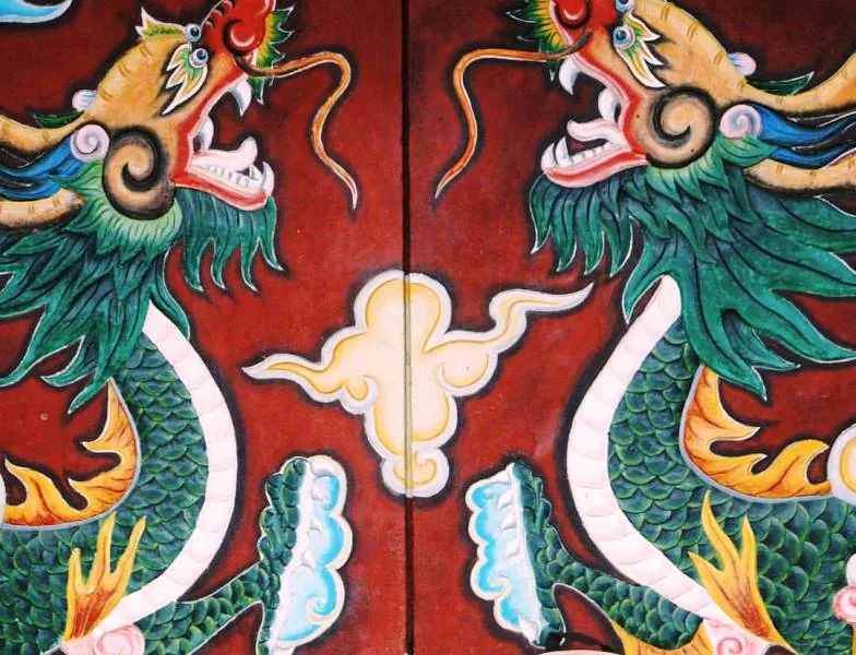Detalle decorativo del Templo de Quan Cong con dragones y colores tradicionales, un lugar imprescindible de que ver en Hoi An y alrededores.
