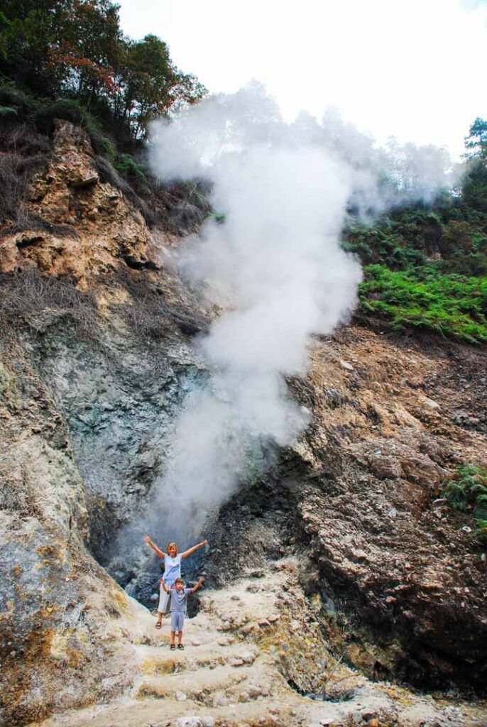 Mi hijo y yo en el complejo de templos Gedong Songo entre montañas, naturaleza y paisajes volcánicos de Java, una visita cultural ideal en una ruta por las mejores islas de Indonesia.