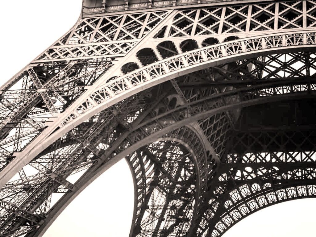 Detalle de la estructura de la Torre Eiffel vista desde abajo, uno de los monumentos de París más icónicos.