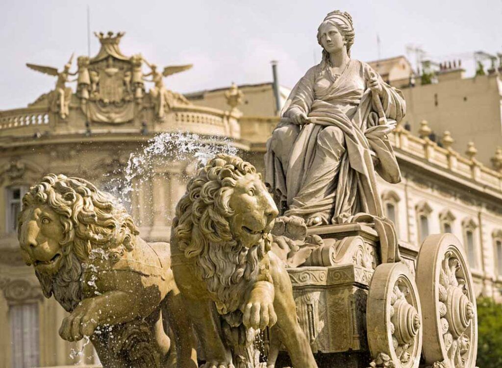 Detalle de la Fuente de Cibeles con sus leones y el Palacio de Cibeles al fondo, un icono que ver en Madrid en 3 dias.