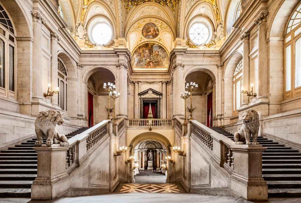 Escalera principal del Palacio Real de Madrid, una visita imprescindible que ver en Madrid en 3 días.