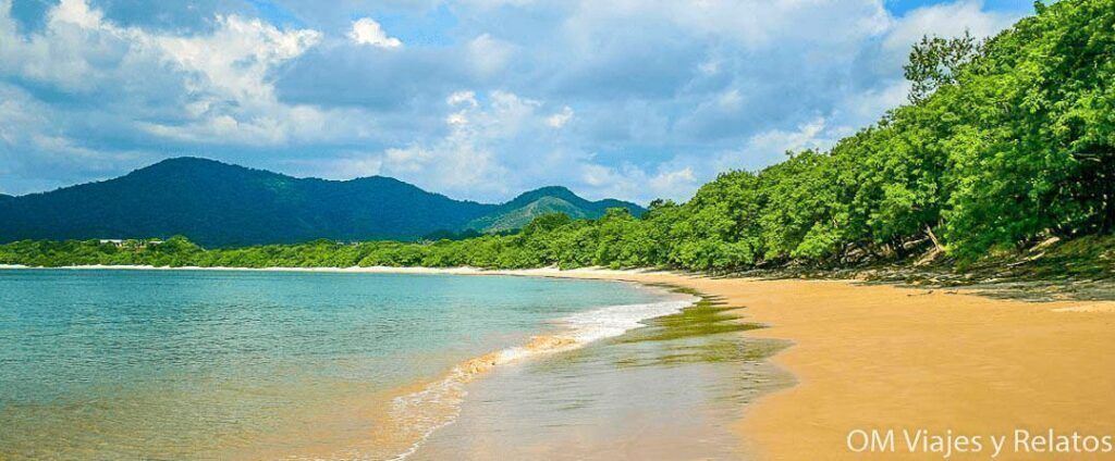 Orilla tranquila de Playa Conchal con el mar en calma, uno de los imprescindibles en Costa Rica.