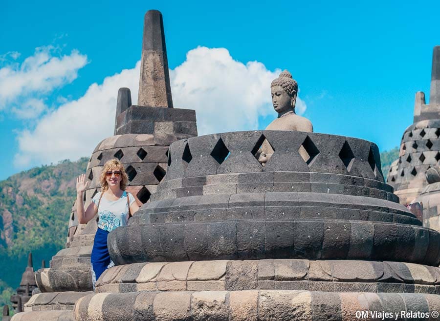 Una servidora junto a las estupas y esculturas de Buda en el templo de Borobudur, uno de los monumentos más impresionantes que ver en Yogyakarta y alrededores.