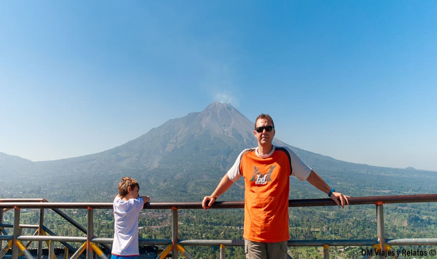 JC y nuestro hijo contemplando el volcán Merapi desde un mirador panorámico cerca de Yogyakarta, una de las excursiones más impresionantes que ver en Yogyakarta y alrededores.
