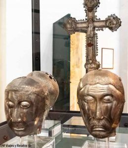 Reliquias y piezas históricas en la Catedral de San Andrés de Amalfi, uno de los tesoros que ver en Amalfi en un dia.