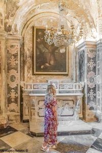 Interior de la Catedral de San Andrés en Amalfi con decoración histórica y arte religioso, imprescindible que ver en Amalfi en un día.