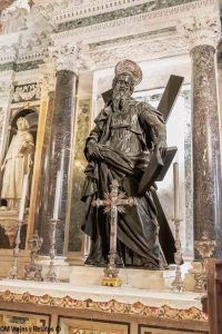 Escultura religiosa en la Cripta de Amalfi con decoración barroca, un lugar histórico que ver en Amalfi en un dia.