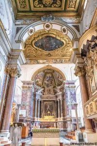 Interior de la Cripta de Amalfi con altar barroco y columnas decoradas, imprescindible que ver en Amalfi en un día.