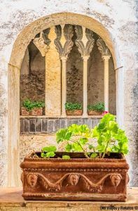 Detalle del claustro de Villa Rufolo con maceta y arcos históricos, un rincón fotogénico que ver en Ravello en un día.