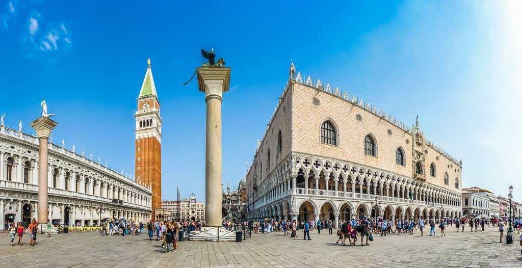 Vista panorámica de la Plaza de San Marcos con el Palacio Ducal, el Campanile y las columnas de San Marcos y San Teodoro, lugares imprescindibles que visitar en la Plaza de San Marcos en Venecia.