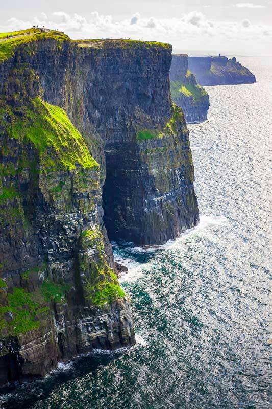 Panorámica al visitar los acantilados de Moher, con sus impresionantes paredes verticales sobre el océano Atlántico en Irlanda.