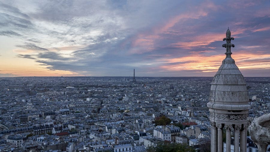 Atardecer sobre París desde Sacré-Cœur con la Torre Eiffel al fondo, una de las cosas románticas que hacer en París.