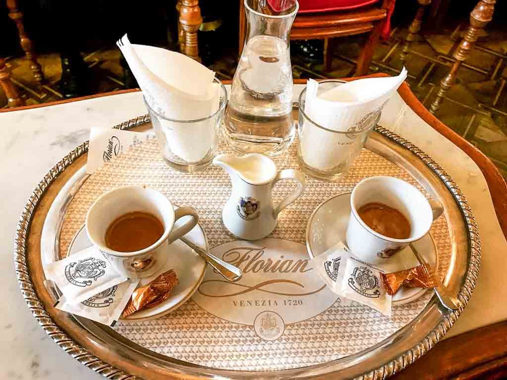 Desayuno en el histórico Caffè Florian, uno de los lugares más emblemáticos que visitar en la Plaza de San Marcos en Venecia.