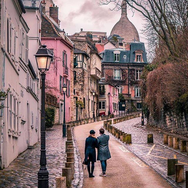 Cosas más románticas que hacer en Paris, pareja paseando por una calle con encanto en Montmartre, una de las cosas romanticas que hacer en París.