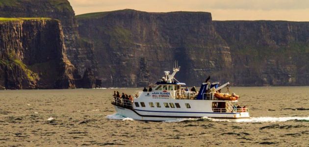 Ferry al visitar los acantilados de Moher, disfrutando de unas vistas únicas de la costa irlandesa desde el océano Atlántico.