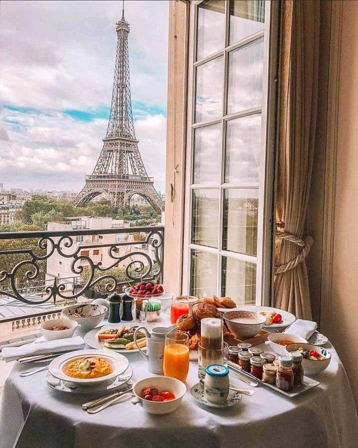 Desayuno en un hotel con vistas a la Torre Eiffel, una de las cosas románticas que hacer en Paris.