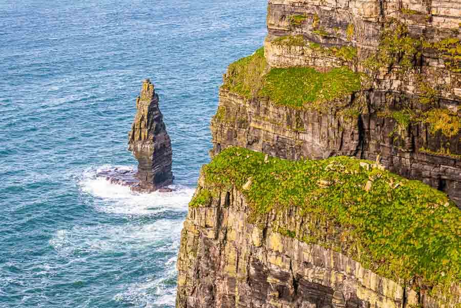 An Branán Mór Sea Stack al visitar los acantilados de Moher, una espectacular formación rocosa frente a la costa irlandesa.
