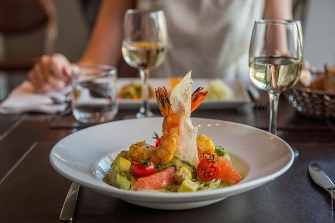 Cena romántica en el restaurante de la Torre Eiffel, una de las cosas romanticas que hacer en Paris.