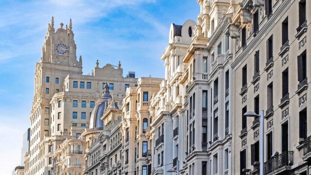 Gran Vía, de los mejores sitios donde ir de compras en Madrid.