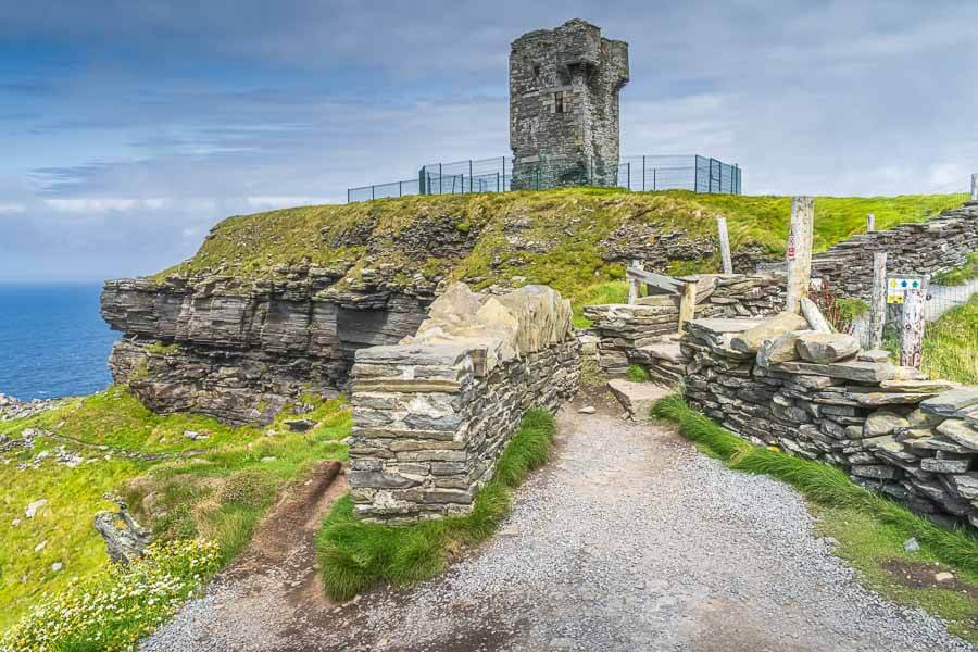 Torre de Moher al visitar los acantilados de Moher, una antigua construcción defensiva sobre los espectaculares acantilados irlandeses.