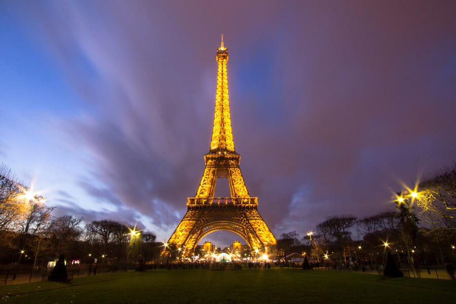 Torre Eiffel iluminada al anochecer, una de las cosas románticas que hacer en Paris.