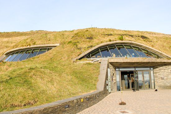 Centro de visitantes al visitar los acantilados de Moher, construido de forma sostenible e integrado en el paisaje irlandés.