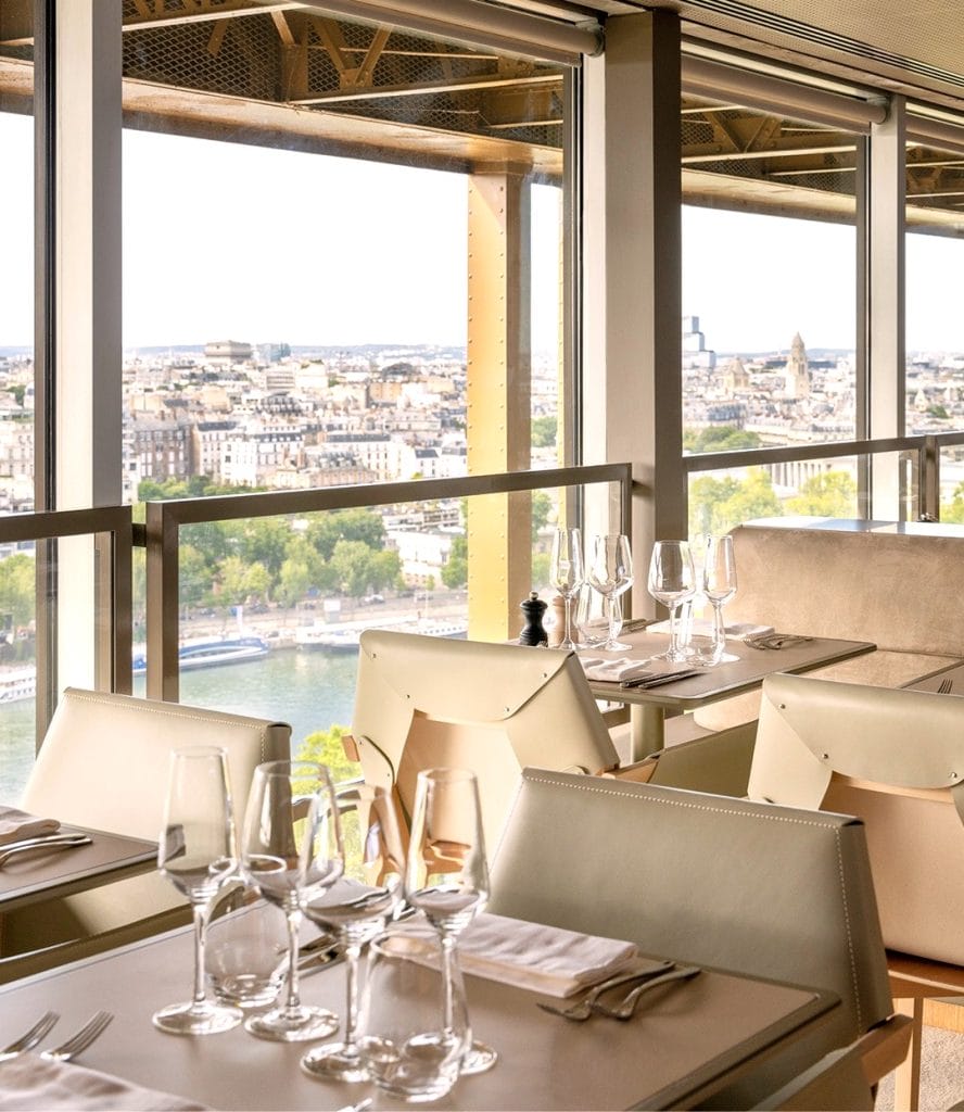 Sitios para llevar a tu pareja en Paris, al restaurante Madame Brasserie en la Torre Eiffel con vistas panorámicas, una de las cosas románticas que hacer en París.