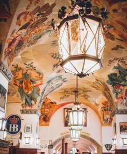 Interior de Hofbräuhaus en Múnich en una guía sobre que ver en Múnich en un dia.
