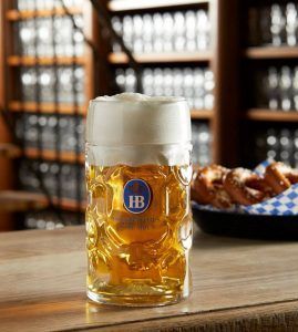 Cerveza Hofbräuhaus en Múnich en una guía sobre que ver en Munich en un dia.