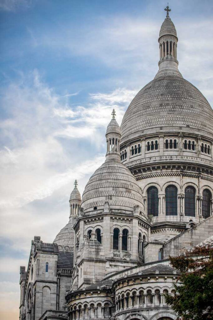 Cúpulas blancas de la basílica del Sacré Coeur en lo alto de Montmartre en Paris en 3 días.