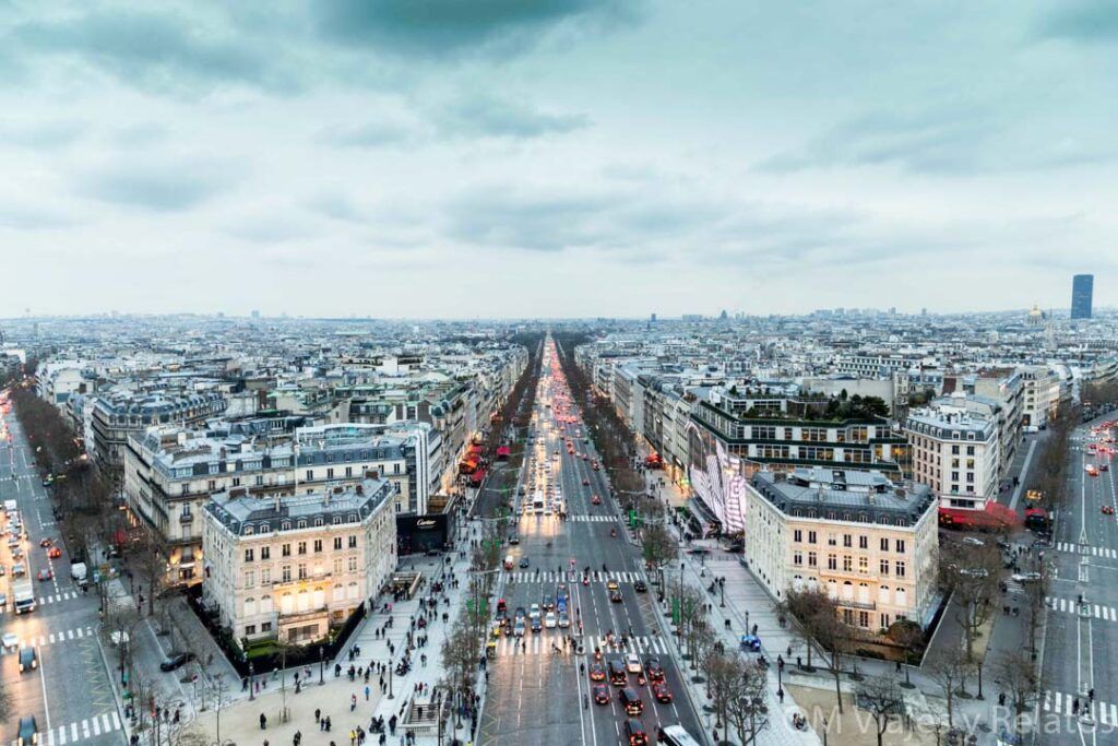 Vistas panorámicas de los Campos Elíseos al atardecer desde el Arco del Triunfo en Paris en 3 días.