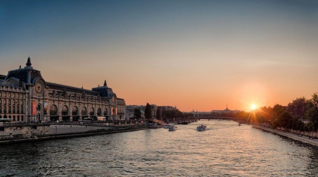 Atardecer sobre el río Sena con el Museo de Orsay a la izquierda en Paris en 3 días.