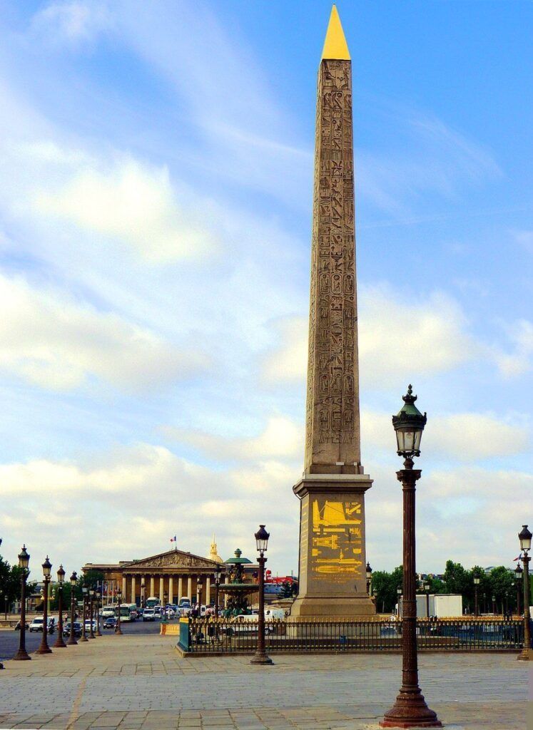 Obelisco de Luxor en la Plaza de la Concordia en Paris en 3 días, cielo azul con nubes.