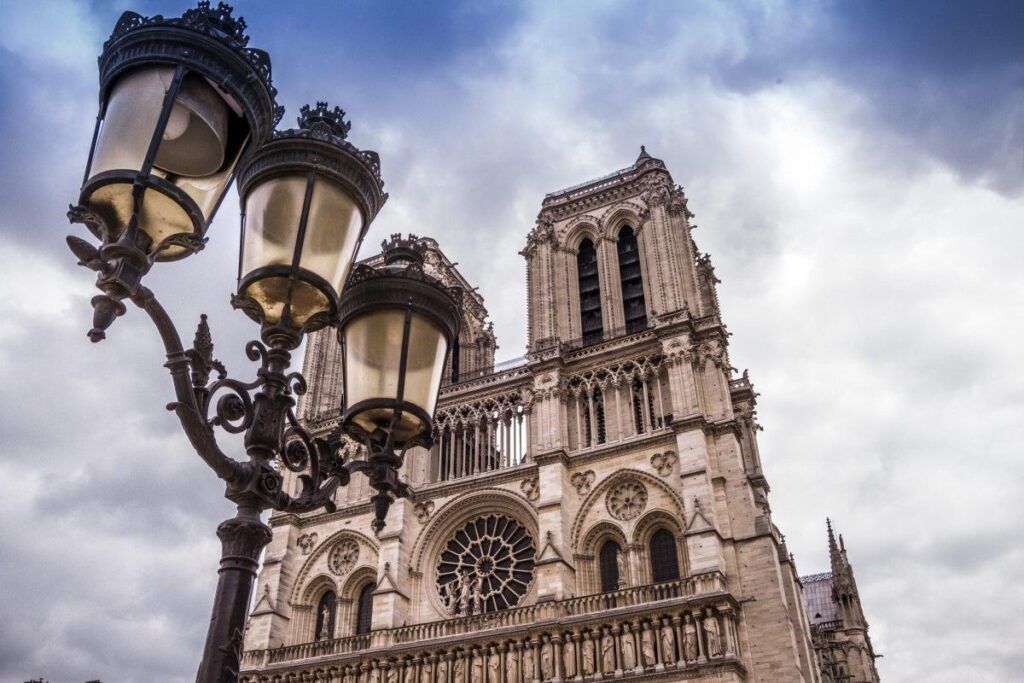 Fachada de la catedral de Notre Dame con farola antigua en primer plano en Paris en 3 días.