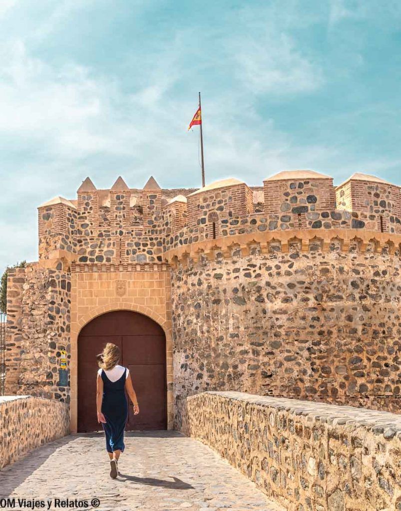 Servidora caminando hacia la entrada del castillo de San Miguel de Almuñécar, una visita imprescindible para descubrir que ver en Almuñécar.