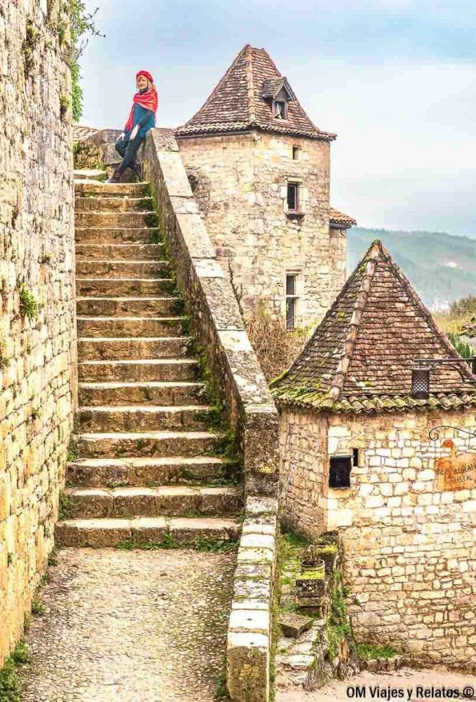 Foto mía en una escalera de piedra entre casas medievales, una escena con encanto en una ruta por los pueblos mas bonitos del sur de Francia.