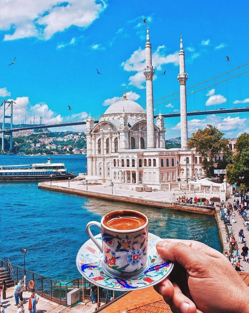 Mejor crucero por el Bósforo: café turco frente a la mezquita de Ortaköy y el puente, con vistas al estrecho.