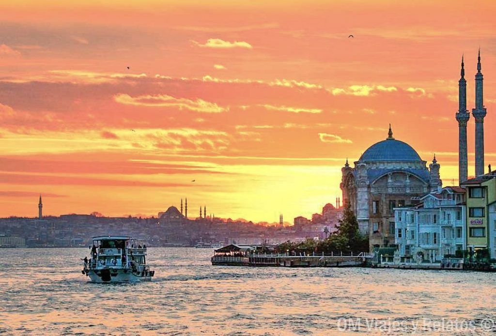 Atardecer en el Bósforo con mezquitas al fondo y barcos navegando, una postal imprescindible que ver en Estambul en 2 días.