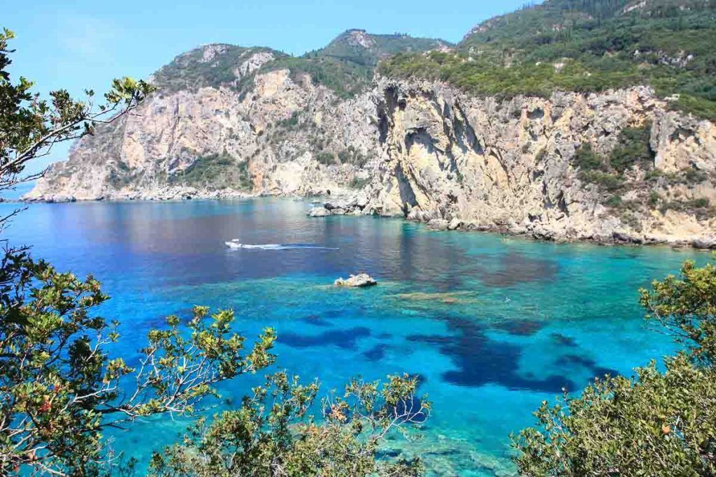 Acantilados y aguas cristalinas en una cala de Corfú, un paisaje natural imprescindible entre las islas griegas mas bonitas para visitar.