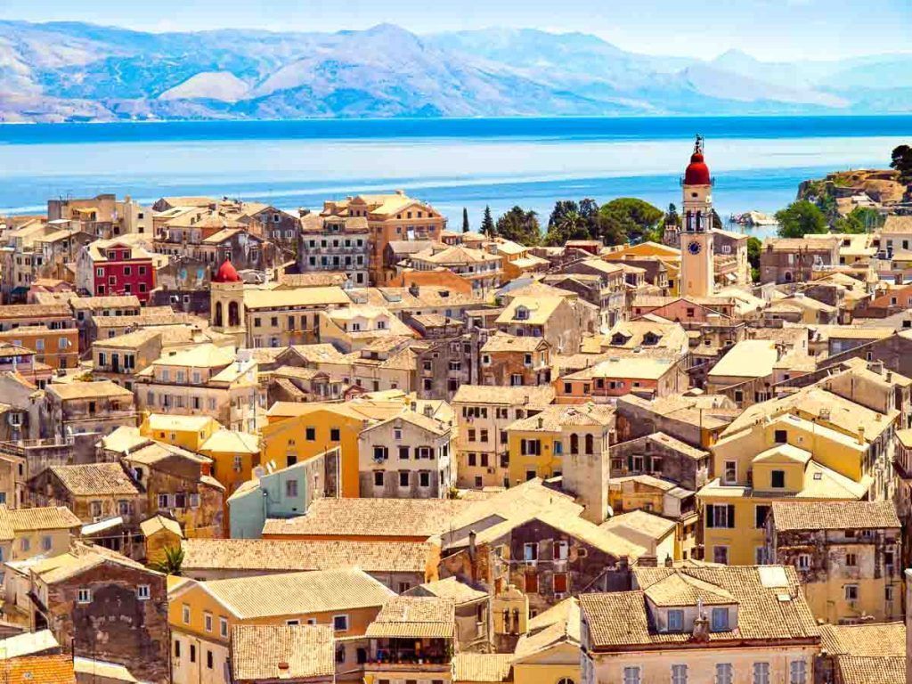 Vista panorámica del casco antiguo de Corfú con el mar Jónico al fondo, una isla con mucho encanto entre las islas griegas mas bonitas.