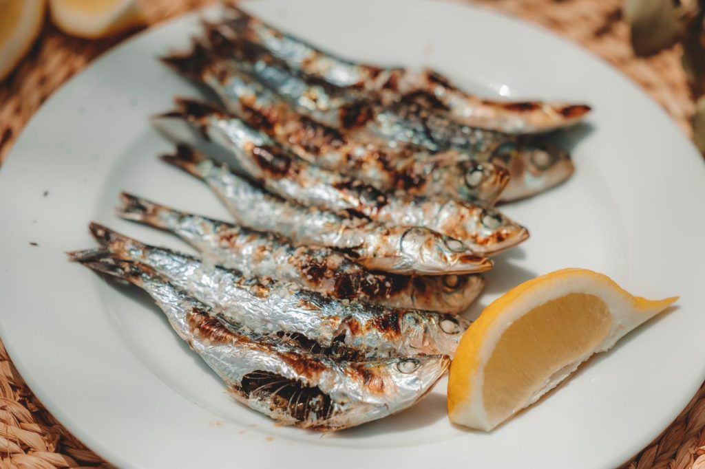 Sardinas a la plancha con limón, un plato típico del mar ideal para descubrir que ver en Almuñecar y su gastronomía.